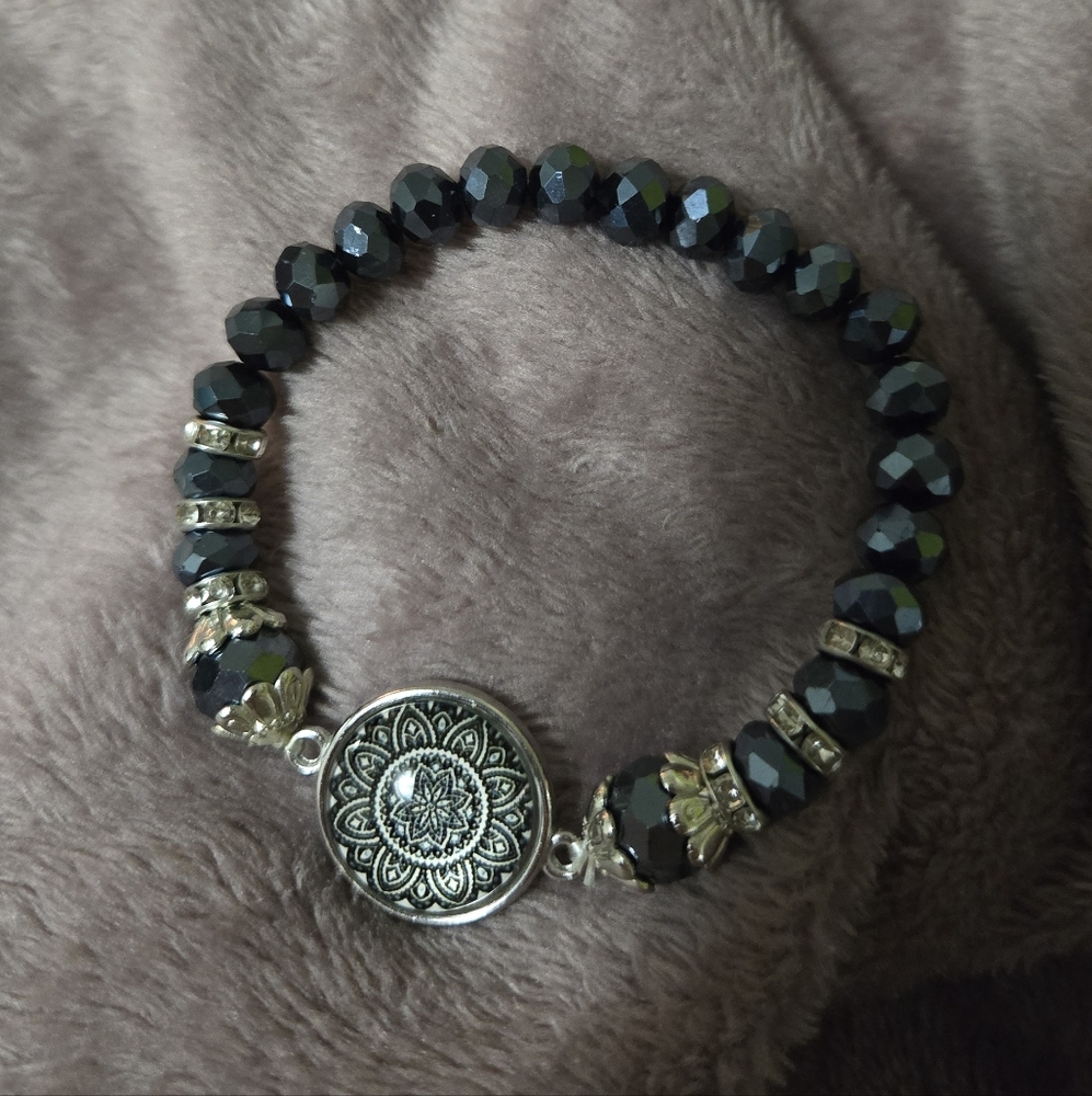 4 Bracelets For $5, Elastic, Pics With Flash And Without - Picture 7 of 9